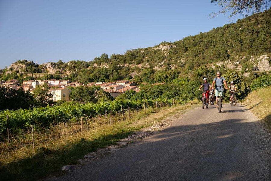 Apero Sunset over the lake: Guided electric scooter rides - What to bring and what to leave behind