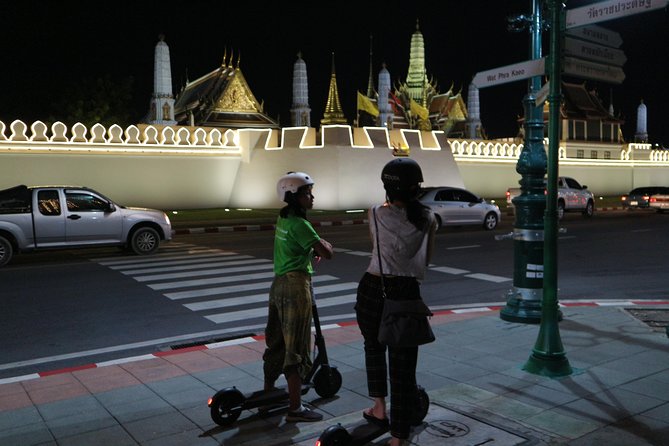Bangkok at Night by Electric Scooter - Wat Pho after the daytime crowds