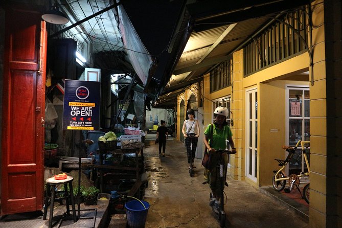Bangkok at Night by Electric Scooter - Street food dinner at a local stop