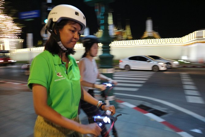 Bangkok at Night by Electric Scooter - Wat Prayoon and the ride home