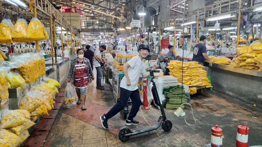 Bangkok: City Highlights Electric Scooter Tour - Flower-market streets and the timing question