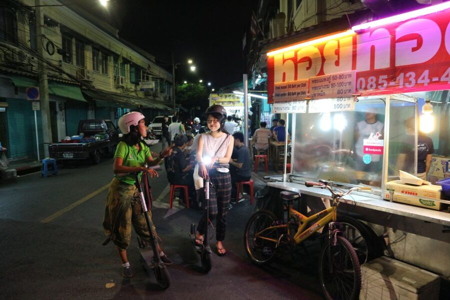 Bangkok: E-Scooter Night Tour with Local Street Food - Wat Prayoon and the riverside return