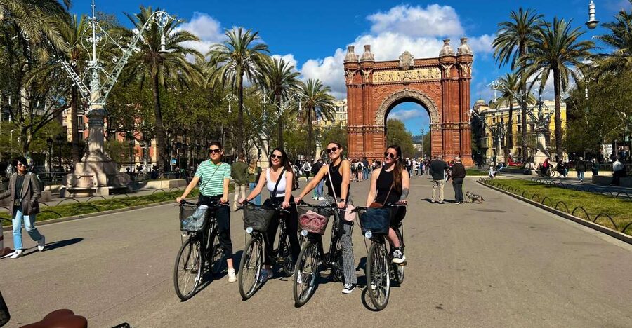 Barcelona: Sagrada Familia Private E-Scooter Tour - Choosing between a bike and an e-scooter