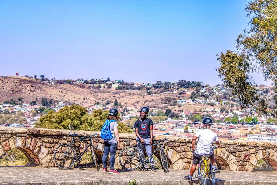 Cape Town: bicycle or E-scooter History Tour with Coffee - St George’s Mall and a piece of the Berlin Wall