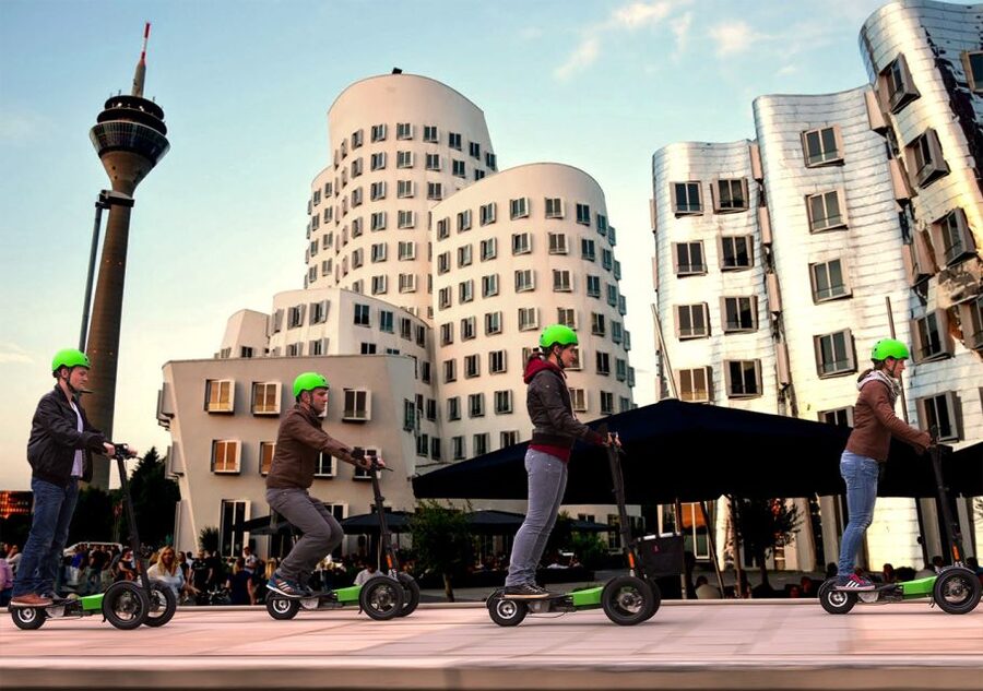 Düsseldorf: E-Scooter City Tour - Schauspielhaus and the Drei-Scheiben-Haus