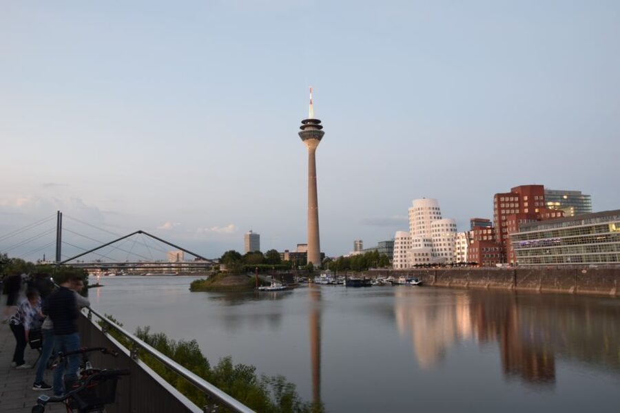 Düsseldorf: E-Scooter City Tour - Group size, gear, and practical value