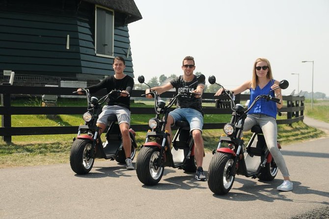 E-scooter rental Volendam - Countryside of Amsterdam - Crossing dikes above and below sea level