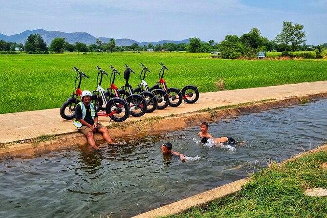E-Scooter Tour in Kanchanaburi - A Chinese temple before the bridge