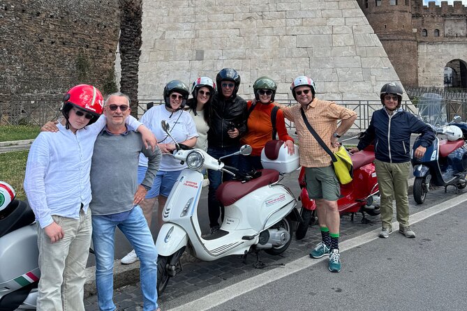 English: Vespa Tour Rome- Experience like a Roman - Passing the massive Circus Maximus