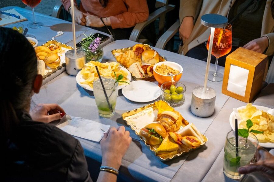 Evening Vespa Sidecar Tour with Gourmet Pizza Tasting - Guides, narration, and the family experience