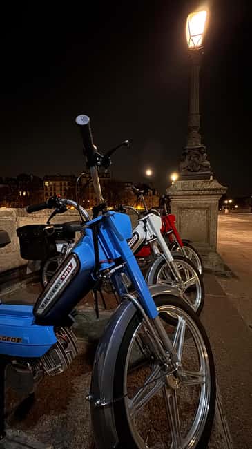 Guided tour of Paris on an electric Peugeot 103 moped - Arc de Triomphe and the Champs-Élysées