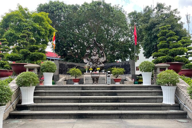 Ho Chi Minh City Sightseeing, midnight, Shopping tours by scooter - Nguyen Thien Thuat apartment buildings