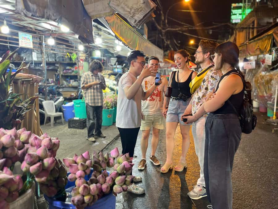 Ho Chi Minh: Local Food Tour by Scooter with Vegan Option - A flower market and food market break