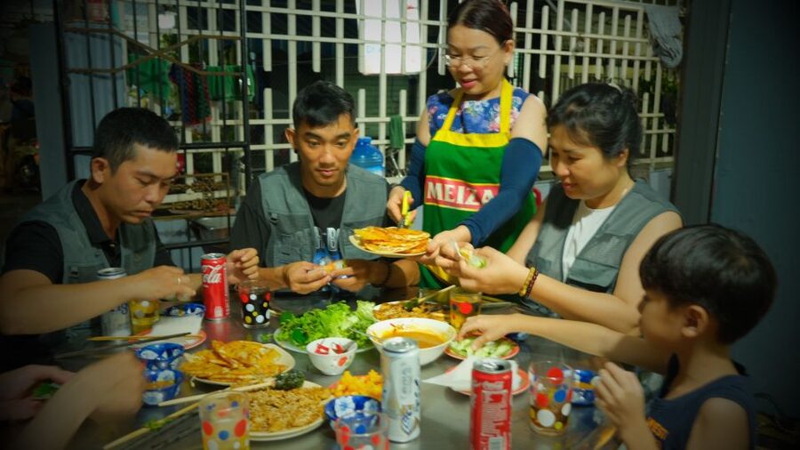 Hoi An: Evening Food Culture Tour by Vespa - Seven to ten tastes, with room for a full meal