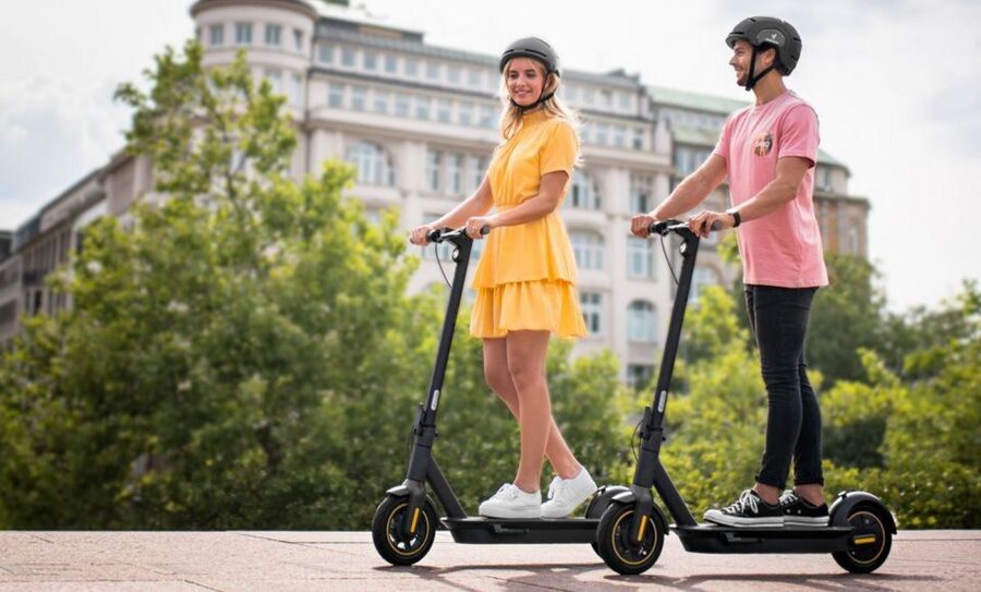 Krakow: 2h Old Town Scooter Tour - The guiding style and language choices
