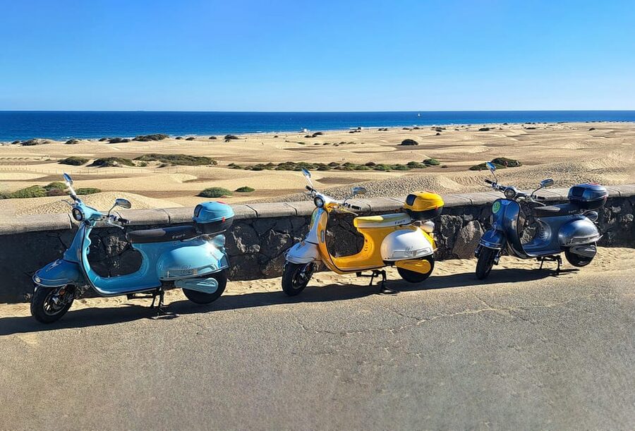 Maspalomas and Las Palmas: electric vintage scooter for rent - Using the two batteries across Gran Canaria
