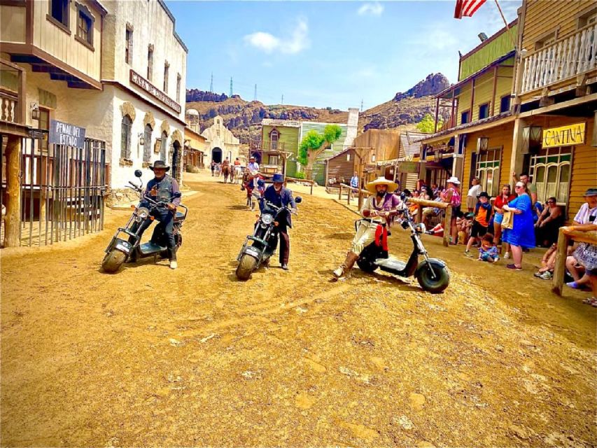 Maspalomas: E-Scooter or E-Bike Tour+Western Town Sioux City - The shows: bank robberies, duels, and cowboy action