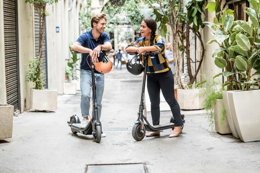 Nice: 1h30 E-scooter highlights tour - Neuf Lignes Obliques and the Promenade des Anglais