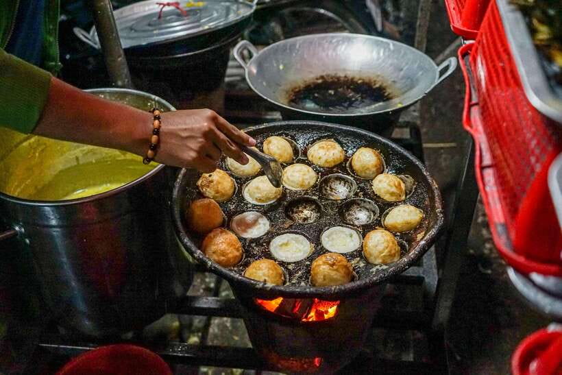 Phnom Penh Night Foodie Vespa Tour / Tuk Tuk Available - Russian Market, insects, and the stranger snacks