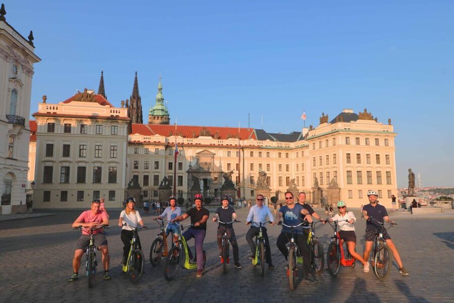Prague: E-Bike/E-Scooter Viewpoint Tour - A useful pause near Prague Castle