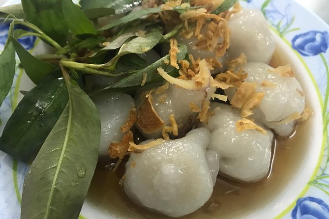 Private Saigon Night Food Tour by Scooter - Stop four: Old apartments and a dessert choice