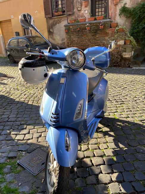 RENTA A VESPA - Collecting the Vespa near Vicolo di S. Nicola de Cesarini