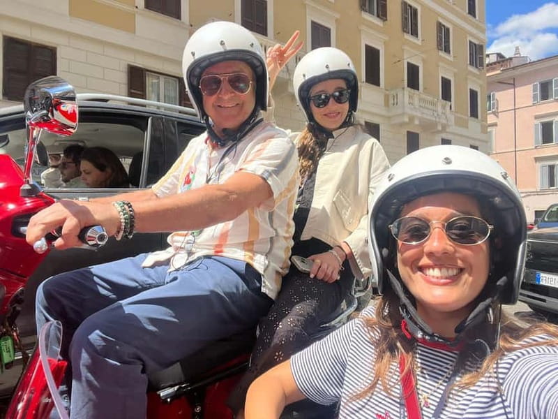 Rome 1.5 hours Private tour in Vespa Sidecar vintage style - Piazza Navona and the Pantheon