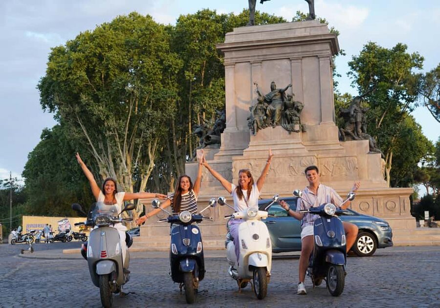 Rome: Night Photography service by Vespa with Aperol Spritz - Circus Maximus and the Aventine views