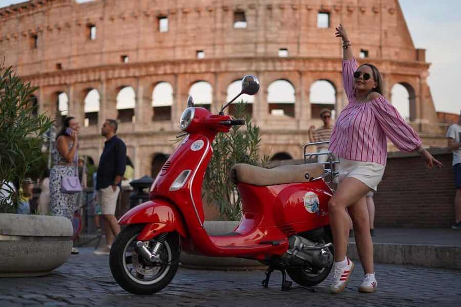 Rome: Night Photography service by Vespa with Aperol Spritz - Timing, language, and practical comfort