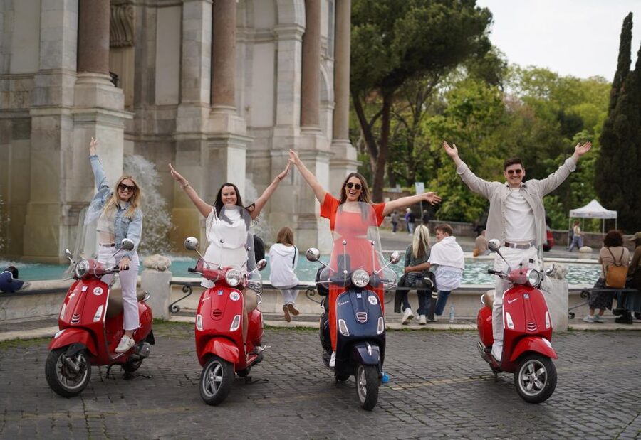 Rome: Photography Service by Vespa Scooter - The Colosseum: a fast, dramatic first stop