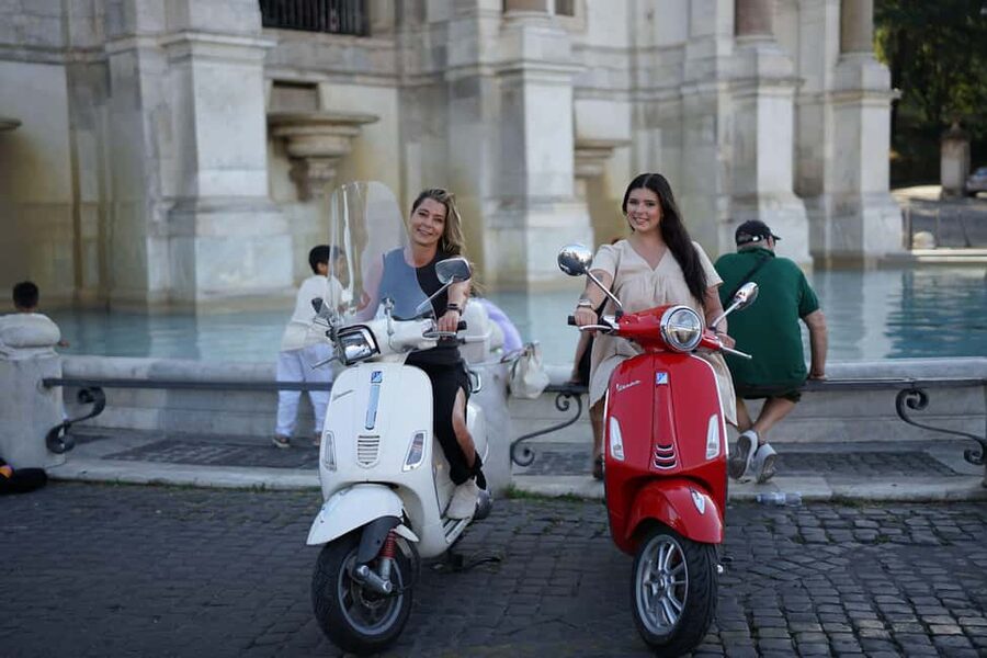 Rome: Vespa Photo Tour with City Center Pickup - What the guides add to the ride