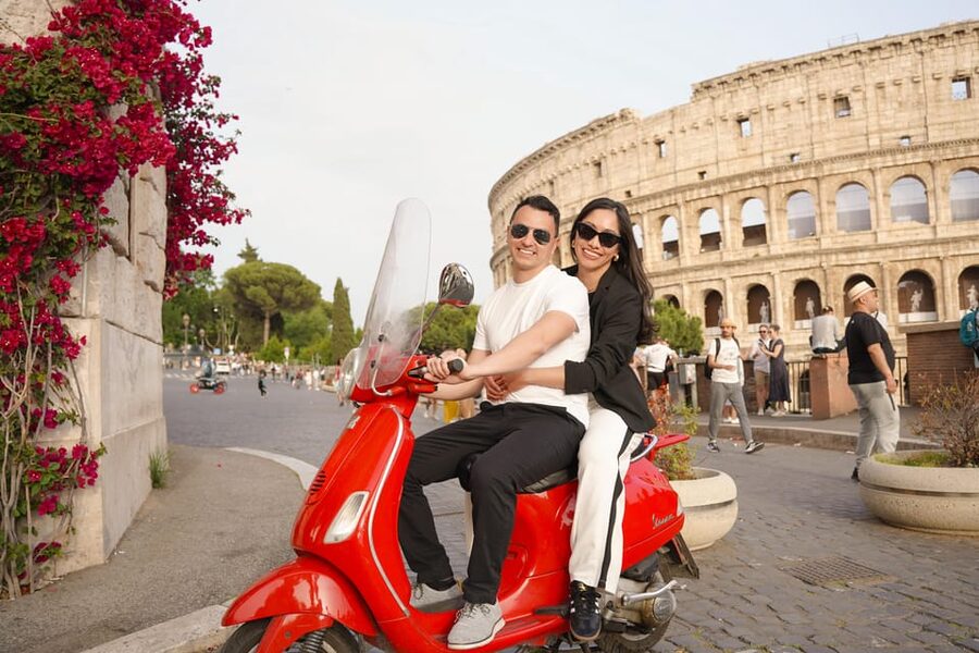 Rome: Vespa Photo Tour with Historic City Highlights - Trastevere From the Back of a Vespa