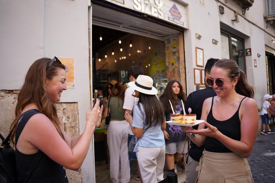 Rome: Vespa Ride with Pictures and Sweet Tastings - Piazza Navona and the first sweet stop