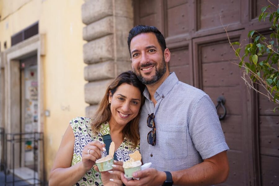 Rome: Vespa Ride with Pictures and Sweet Tastings - Professional photography and the Colosseum finish