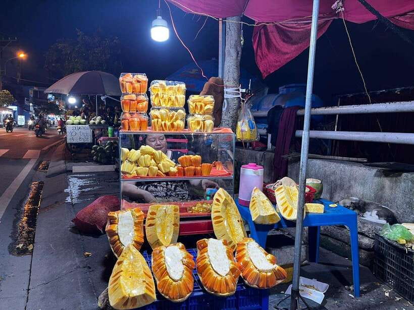 Saigon: Floating Market and Food Tasting Tour by Scooter - Bánh xèo in District 1 and a first look at the city