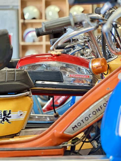 Saint-Emilion: Vintage moped rides and tours - The first 15 minutes: briefing, helmets, and the machine