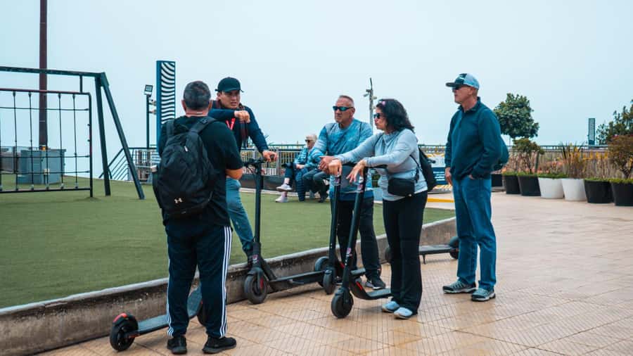 Tour Panorámico en Miraflores en Scooter Eléctrico - Chinese Park brings calm to Malecón Cisneros