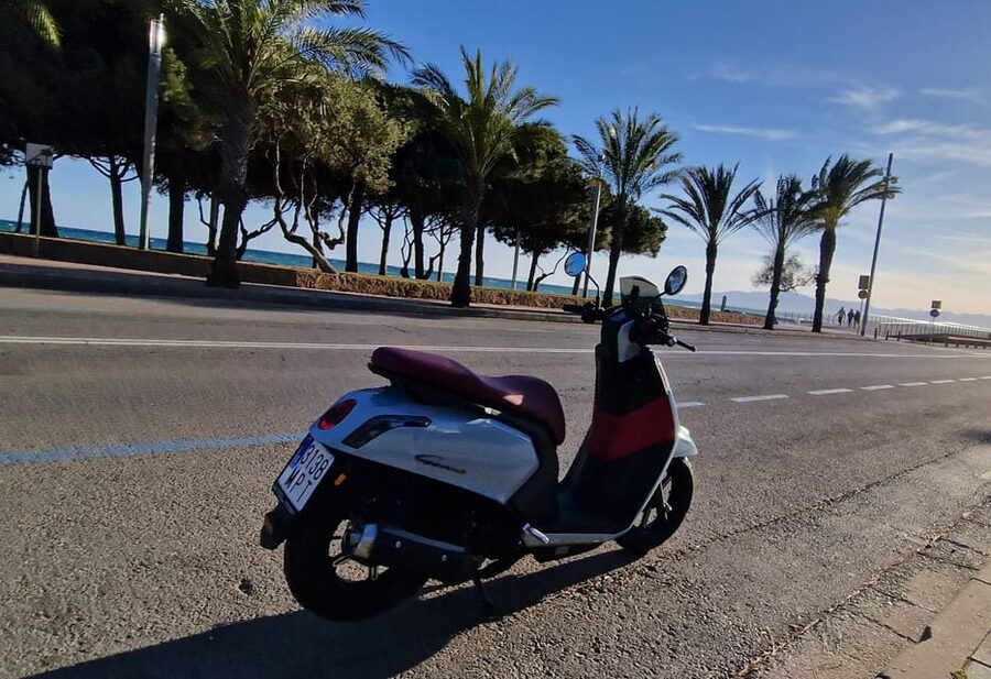 Tour scooter 125 guided Cambrils to red hills 2h with pickup - The red hills of Mont-roig