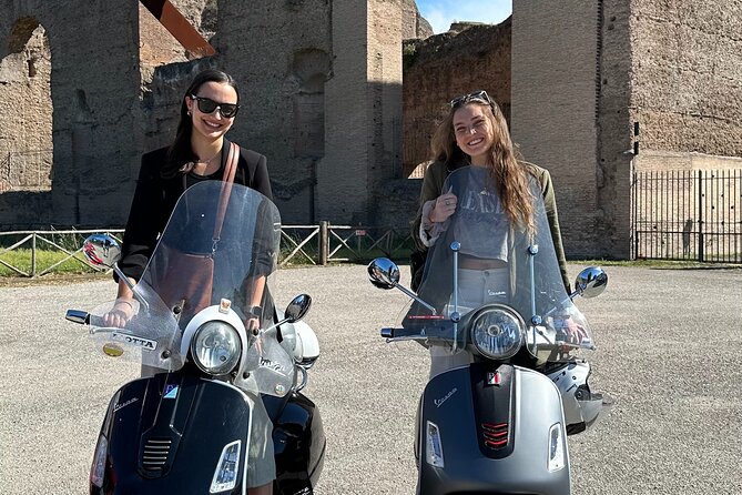 Vespa experience guided by us & Photo shoot - Roman Forum views without an entrance ticket