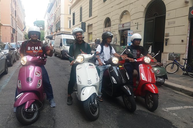 Vespa Rental in Rome 24 hours - Helmets, luggage, and useful extras