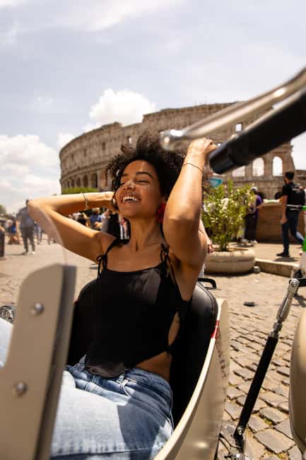 Vespa Sidecar Tour: Highlights of Rome - Five minutes in Piazza Navona