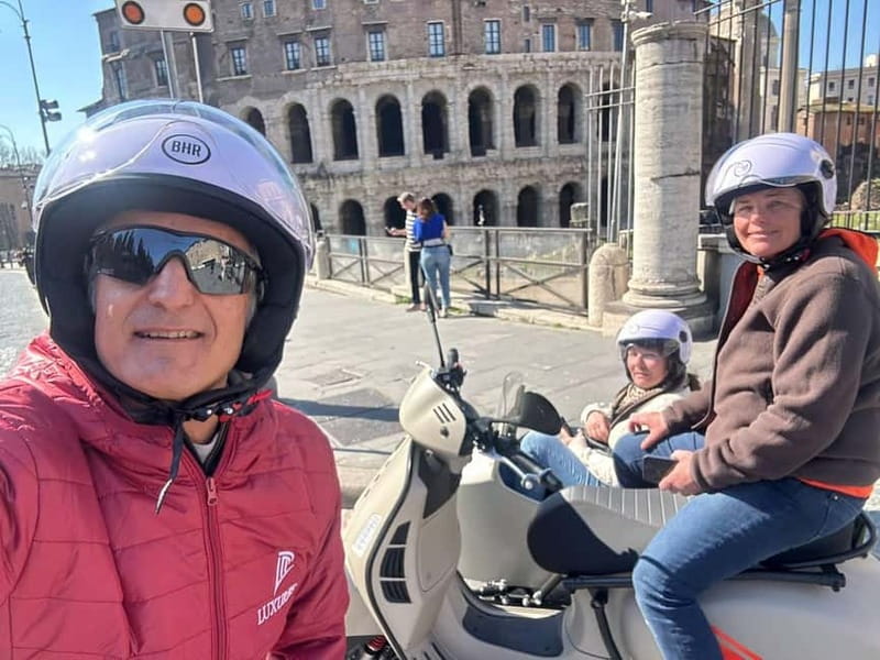 Vespa Sidecar Tour : Rome by Night - Piazza Venezia and the Colosseum from outside