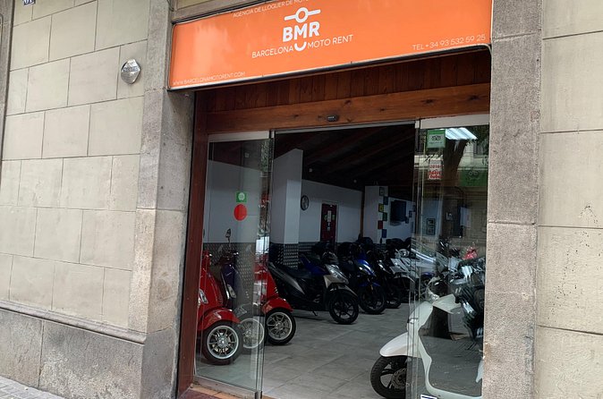 Vespa Spring 50cc rental - Pickup on Carrer de Roger de Llúria
