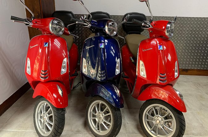 Vespa Spring 50cc rental - Crossing to the beach