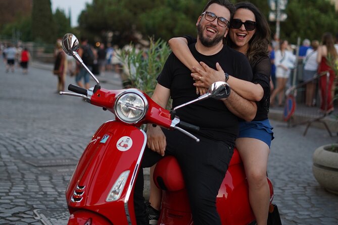Vespa Tour in Rome with professional photographer - Piazza Navona and a sweet Roman pause