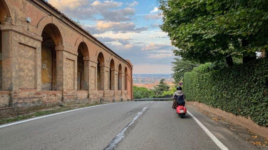 Vespa Tour in the Hills of Bologna - The rules you need to meet