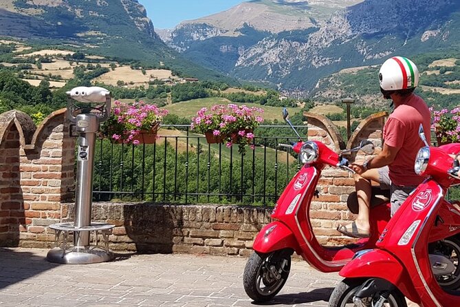 Vespa tour with written guide of Marche in Valdaso - Choosing the Montefiore dell’Aso food route