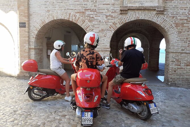 Vespa tour with written guide of Marche in Valdaso - What makes the Vespa practical in Marche