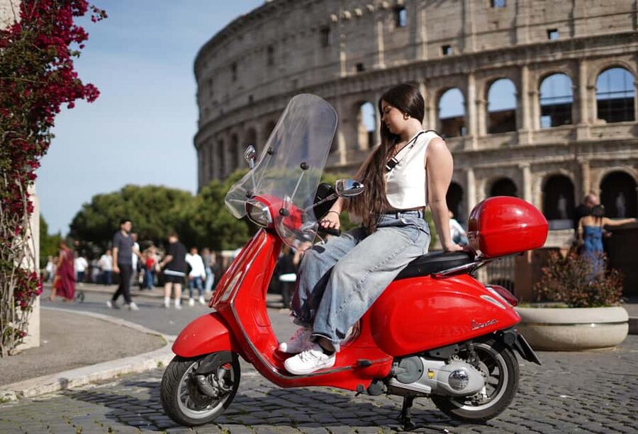 Vespa - Wine and Photography service in Rome - The Colosseum: 15 minutes for the classic Rome frame