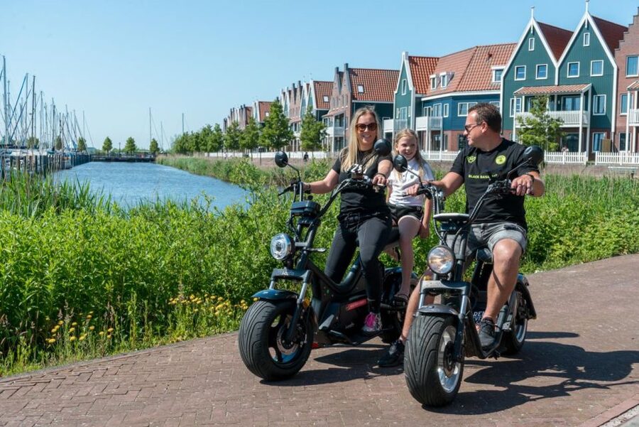 Volendam: E-Scooter Rental - Starting beneath Volendam’s dike